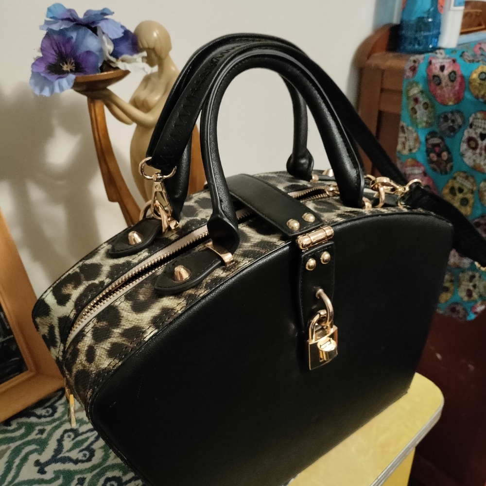 Classy Leopard Purse - Picture 2 of 3
